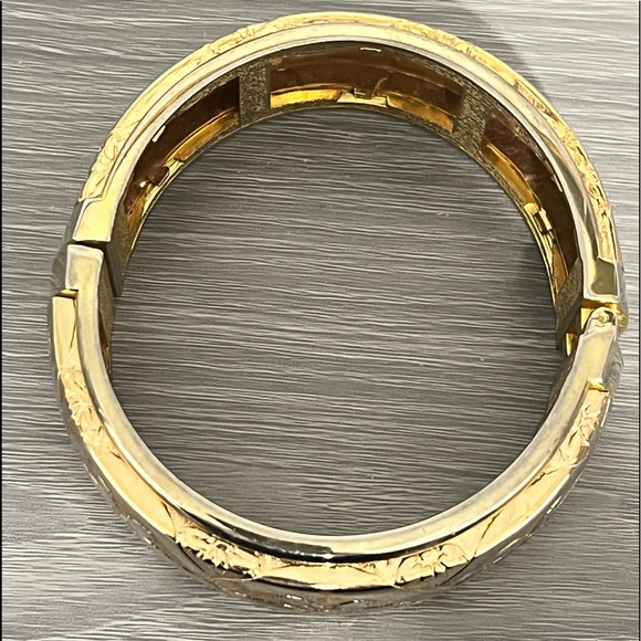 Vintage Hinged Gold Bracelet with Floral and Ribbon Design - Picture 6 of 7